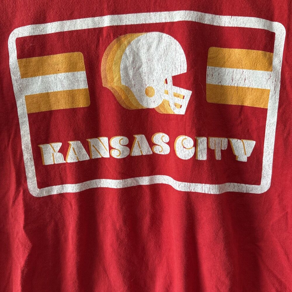 Kansas City Chiefs NFL Medium Retro T-SHIRT Short Sleeve Red KC Helmet Logo